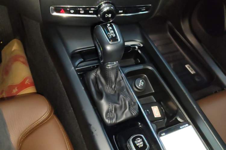 Used Volvo XC60 2020 T5 4x4 Smart Luxury Edition Gear Lever