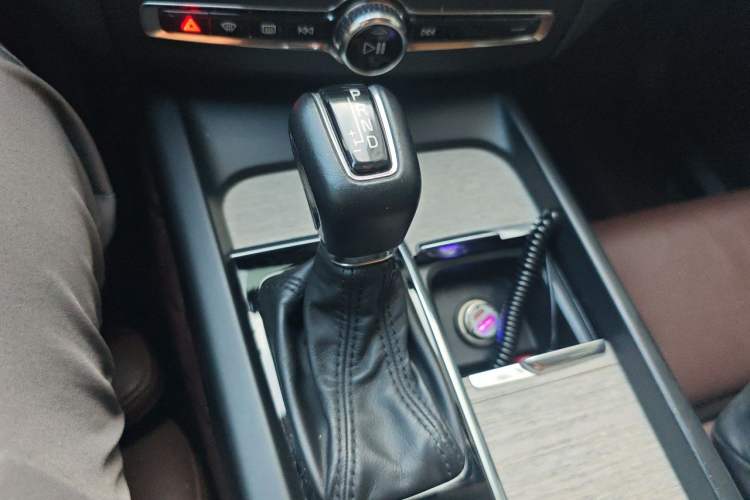 Used Volvo XC60 2020 T5 4x4 Smart Luxury Edition Gear Lever