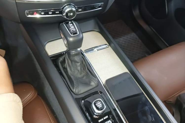 Used Volvo XC60 2020 T5 4x4 Smart Luxury Edition Gear Lever