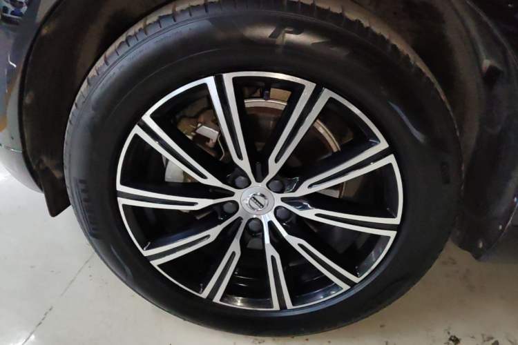 Used Volvo XC60 2020 T5 4x4 Smart Luxury Edition Left Front Wheel Hub
