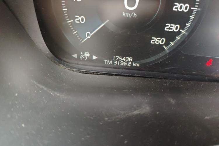 Used Volvo XC60 2020 T5 4x4 Smart Luxury Edition Odometer Close Up
