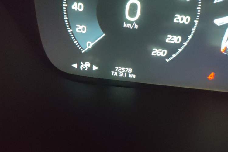 Used Volvo XC60 2020 T5 4x4 Smart Luxury Edition Odometer Close Up