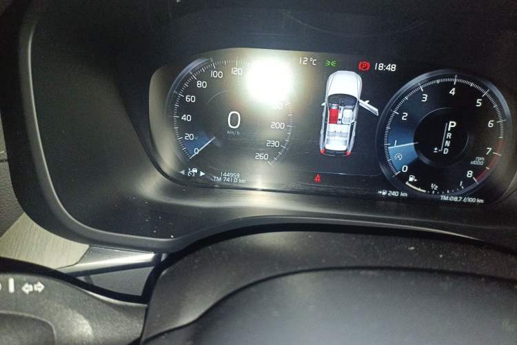 Used Volvo XC60 2020 T5 4x4 Smart Luxury Edition Odometer Close Up