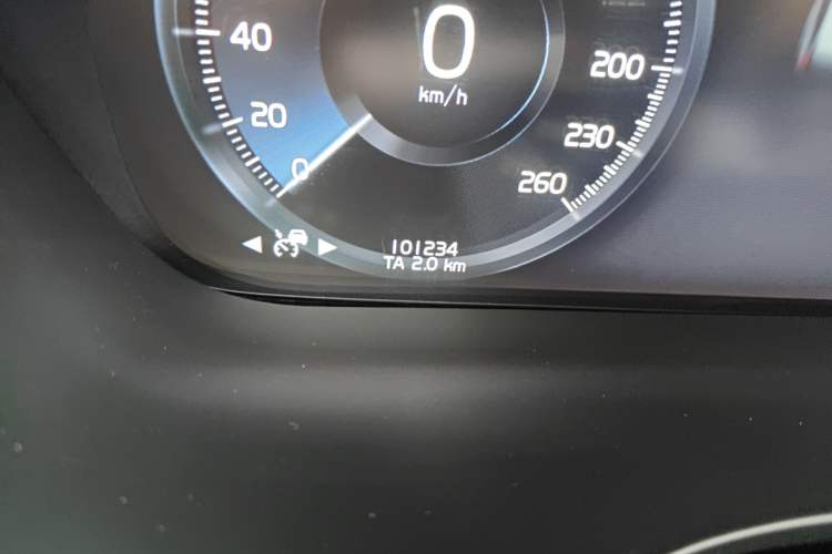 Used Volvo XC60 2020 T5 4x4 Smart Luxury Edition Odometer Close Up