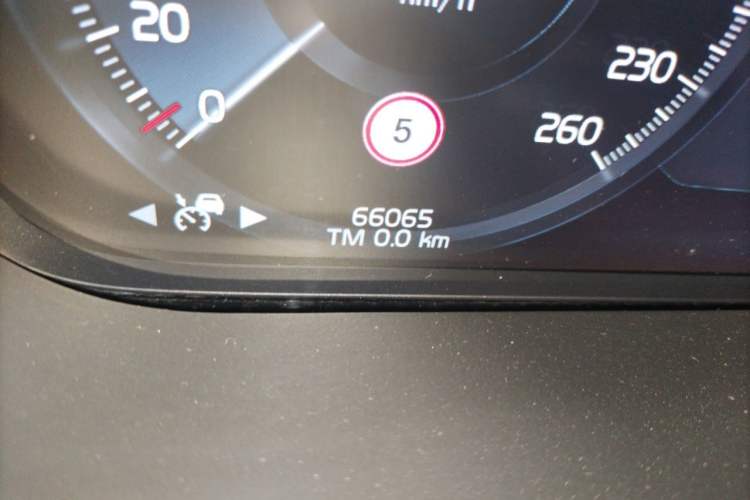 Used Volvo XC60 2020 T5 4x4 Smart Luxury Edition Odometer Close Up
