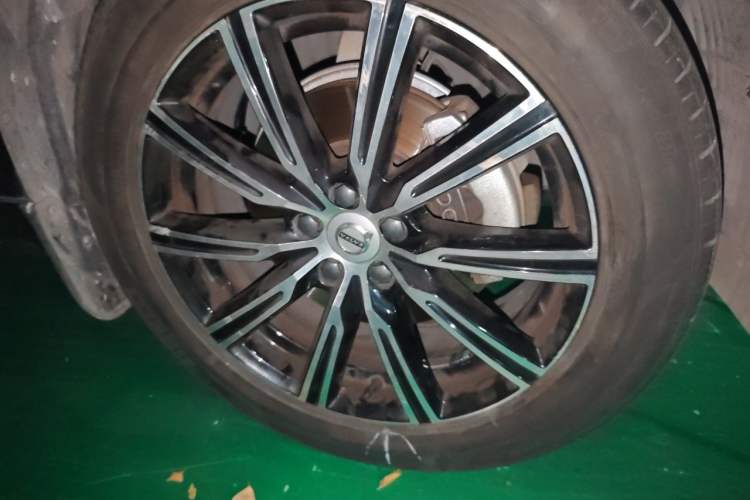 Used Volvo XC60 2020 T5 4x4 Smart Luxury Edition Right Front Wheel Hub