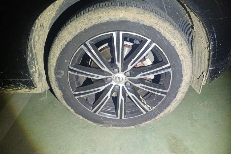 Used Volvo XC60 2020 T5 4x4 Smart Luxury Edition Right Front Wheel Hub