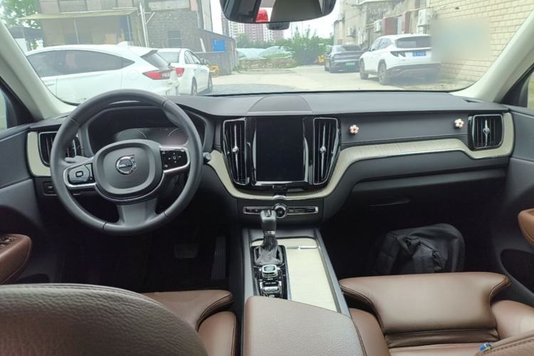 Used Volvo XC60 2020 T5 4x4 Smart Luxury Edition Center Console