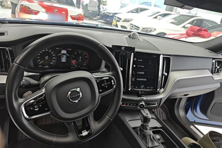 Used Volvo XC60 2020 T5 4x4 Smart & Dynamic Sport Edition Center Console
