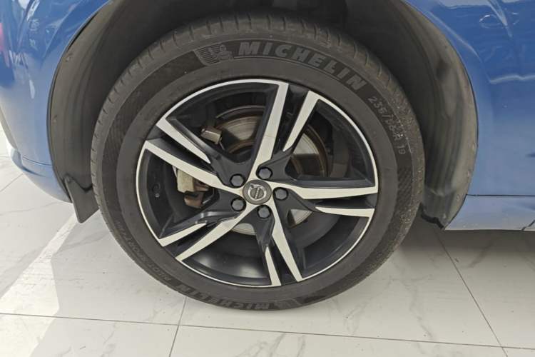 Used Volvo XC60 2020 T5 4x4 Smart & Dynamic Sport Edition Left Front Wheel Hub