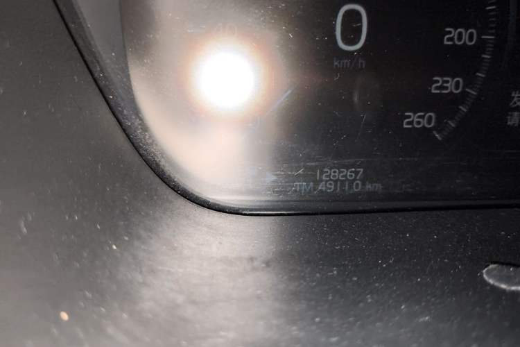 Used Volvo XC60 2020 T5 4x4 Smart Luxury Edition Odometer Close Up
