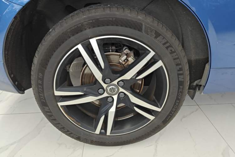 Used Volvo XC60 2020 T5 4x4 Smart & Dynamic Sport Edition Right Rear Wheel Hub
