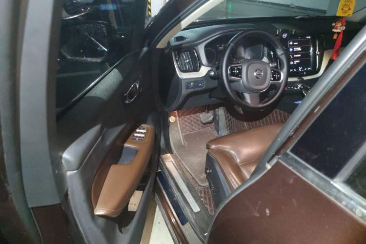 Used Volvo XC60 2020 T5 4x4 Smart Luxury Edition Driver Seat