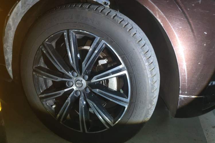 Used Volvo XC60 2020 T5 4x4 Smart Luxury Edition Right Front Wheel Hub