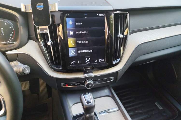 Used Volvo XC60 2020 T5 4x4 Smart Luxury Edition Audio And AC Panel