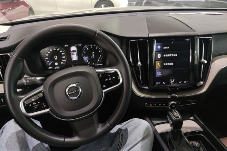 Used Volvo XC60 2020 T5 4x4 Smart Luxury Edition Center Console