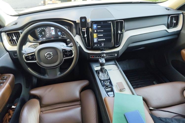 Used Volvo XC60 2020 T5 4x4 Smart Luxury Edition Center Console
