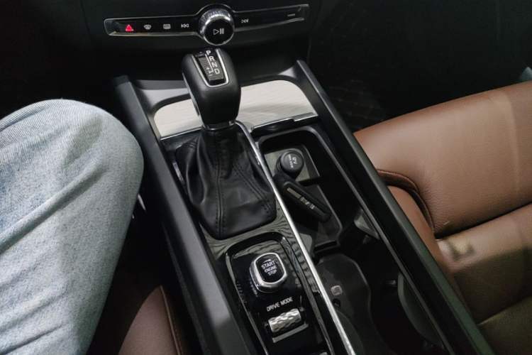 Used Volvo XC60 2020 T5 4x4 Smart Luxury Edition Gear Lever