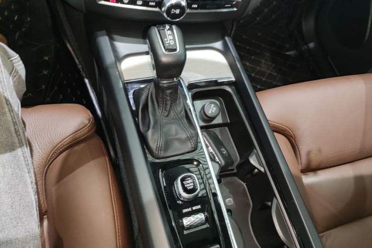 Used Volvo XC60 2020 T5 4x4 Smart Luxury Edition Gear Lever