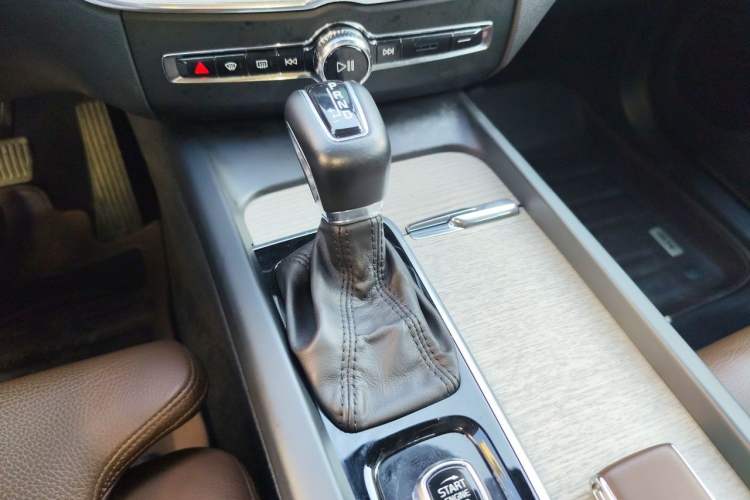 Used Volvo XC60 2020 T5 4x4 Smart Luxury Edition Gear Lever