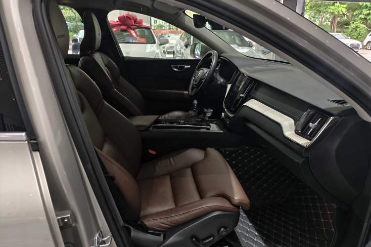 Used Volvo XC60 2020 T5 4x4 Smart Luxury Edition Interior 1