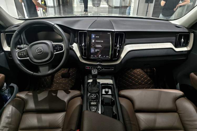 Used Volvo XC60 2020 T5 4x4 Smart Luxury Edition Interior 3