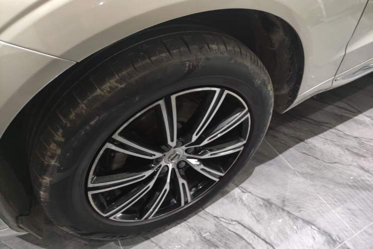 Used Volvo XC60 2020 T5 4x4 Smart Luxury Edition Left Front Wheel Hub