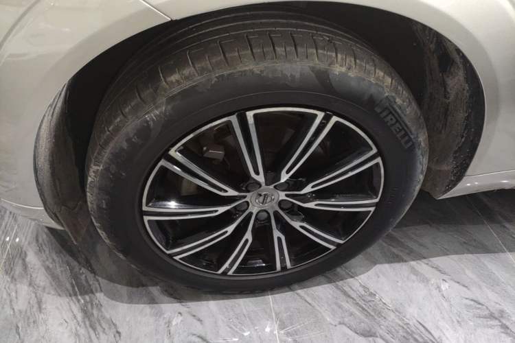 Used Volvo XC60 2020 T5 4x4 Smart Luxury Edition Left Front Wheel Hub