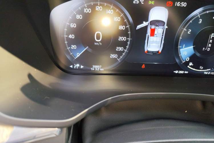 Used Volvo XC60 2020 T5 4x4 Smart Luxury Edition Odometer Close Up