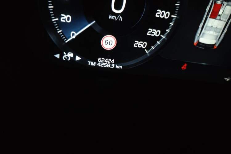 Used Volvo XC60 2020 T5 4x4 Smart Luxury Edition Odometer Close Up