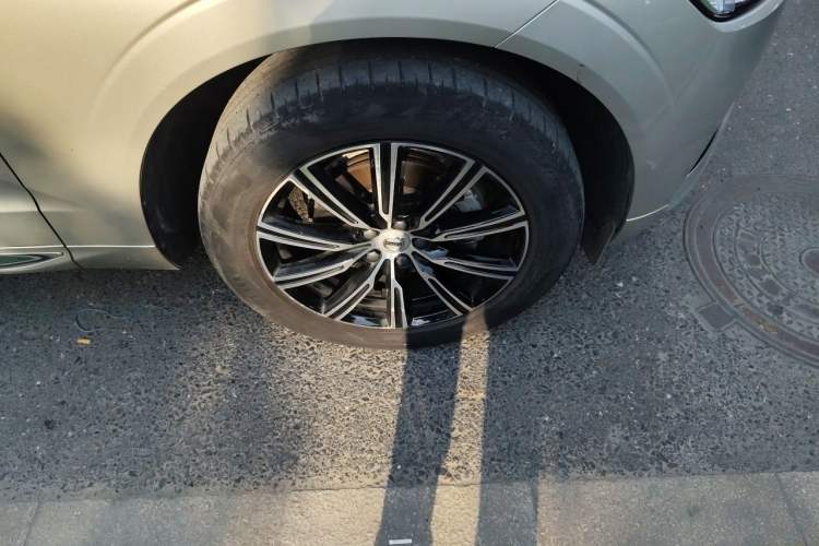 Used Volvo XC60 2020 T5 4x4 Smart Luxury Edition Right Front Wheel Hub