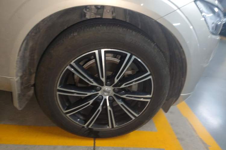 Used Volvo XC60 2020 T5 4x4 Smart Luxury Edition Right Front Wheel Hub