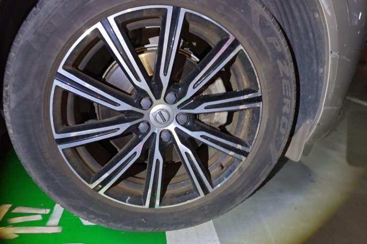 Used Volvo XC60 2020 T5 4x4 Smart Luxury Edition Right Front Wheel Hub