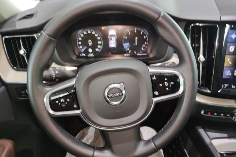 Used Volvo XC60 2020 T5 4x4 Smart Luxury Edition Steering Wheel