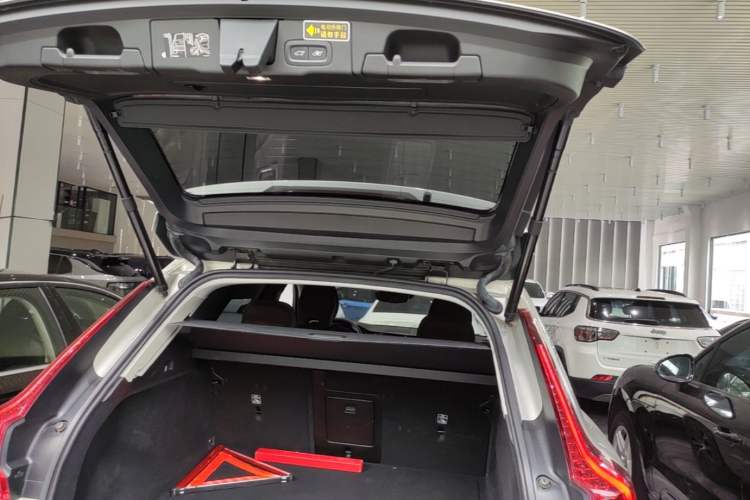 Used Volvo XC60 2020 T5 4x4 Smart Luxury Edition Trunk