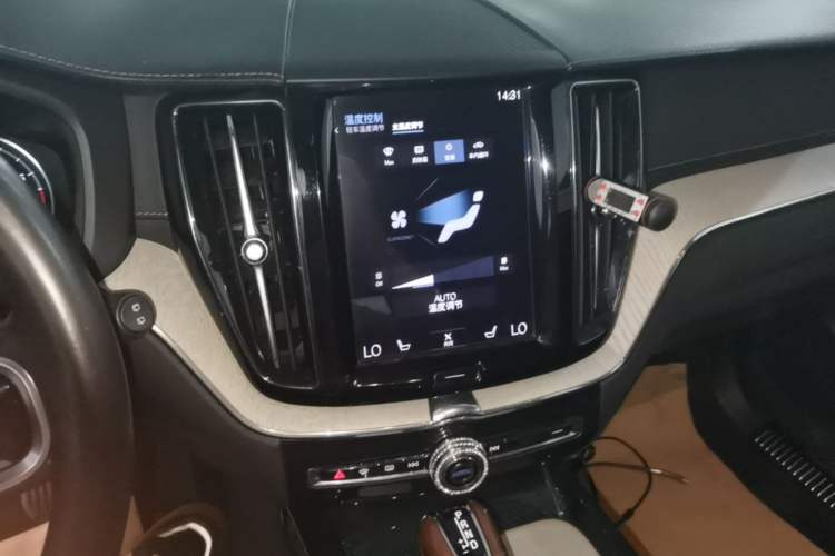 Used Volvo XC60 2020 T5 4x4 Smart Luxury Edition Audio And AC Panel