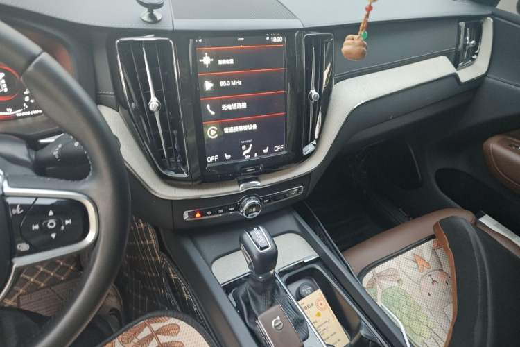 Used Volvo XC60 2020 T5 4x4 Smart Luxury Edition Audio And AC Panel