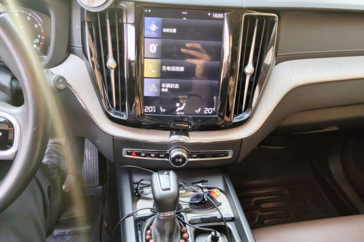 Used Volvo XC60 2020 T5 4x4 Smart Luxury Edition Audio And AC Panel