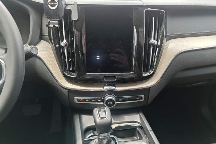 Used Volvo XC60 2020 T5 4x4 Smart Luxury Edition Audio And AC Panel