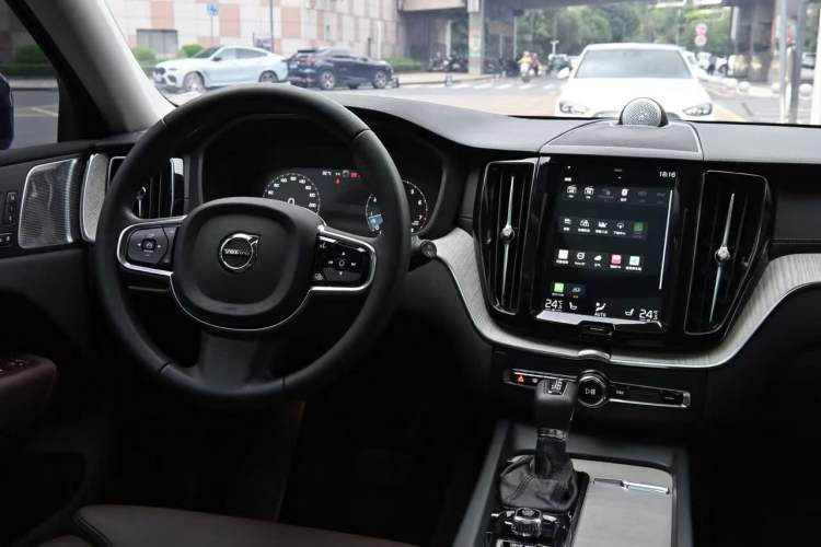 Used Volvo XC60 2020 T5 4x4 Smart Luxury Edition Audio And AC Panel