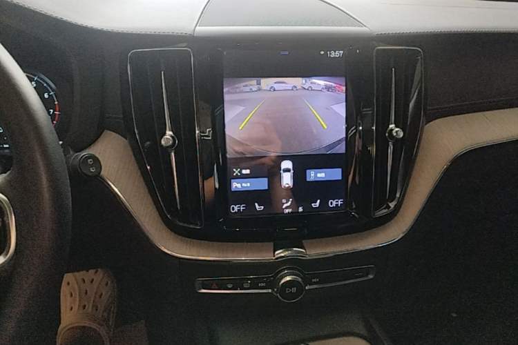 Used Volvo XC60 2020 T5 4x4 Smart Luxury Edition Audio And AC Panel