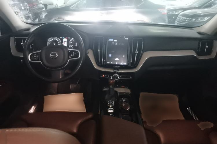 Used Volvo XC60 2020 T5 4x4 Smart Luxury Edition Center Console