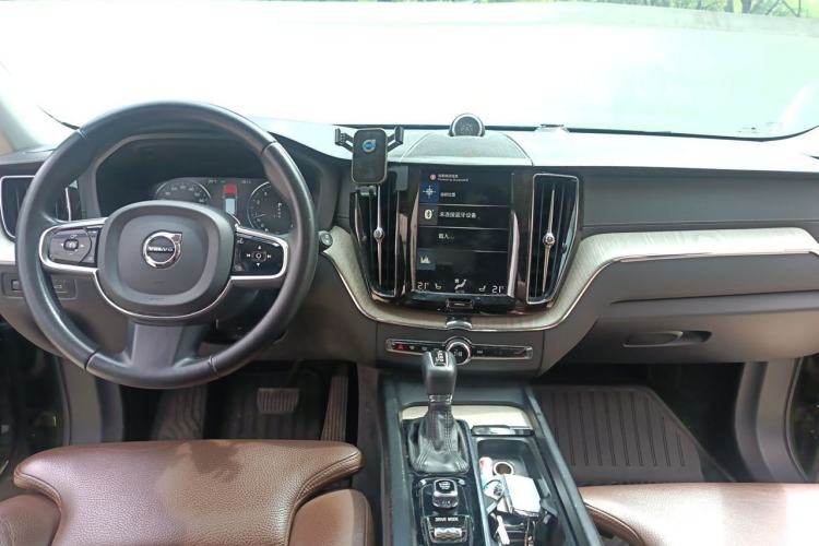 Used Volvo XC60 2020 T5 4x4 Smart Luxury Edition Center Console