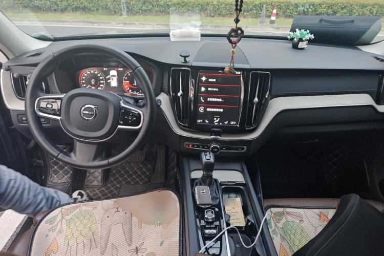 Used Volvo XC60 2020 T5 4x4 Smart Luxury Edition Center Console