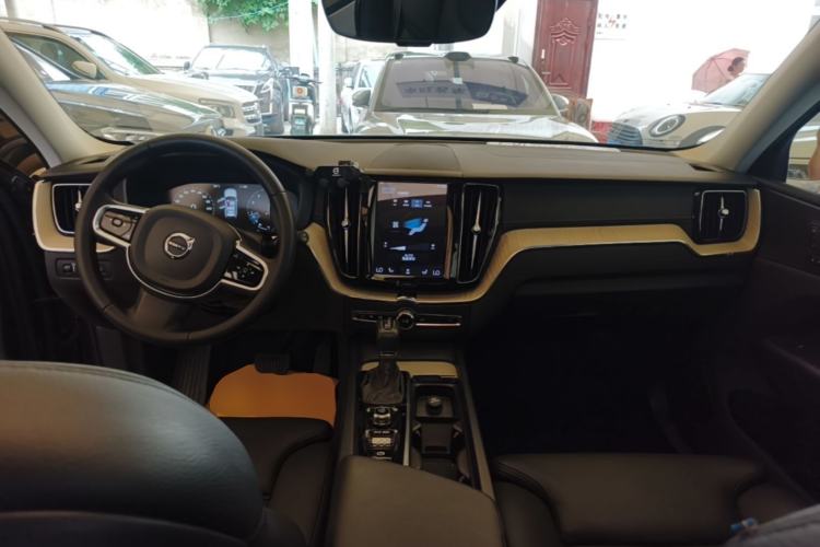 Used Volvo XC60 2020 T5 4x4 Smart Luxury Edition Center Console