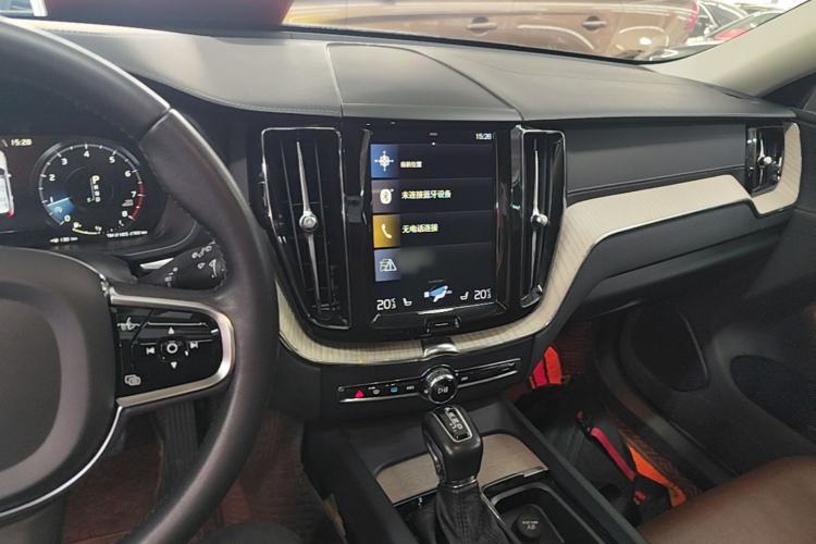 Used Volvo XC60 2020 T5 4x4 Smart Luxury Edition Center Console