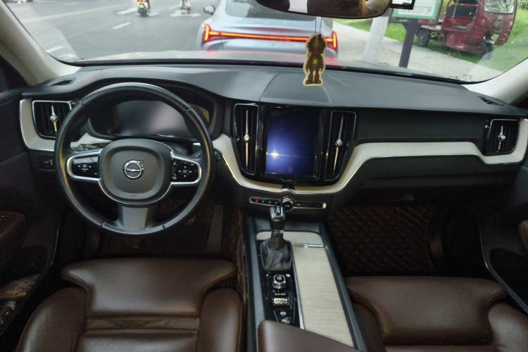 Used Volvo XC60 2020 T5 4x4 Smart Luxury Edition Center Console