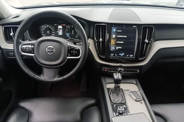 Used Volvo XC60 2020 T5 4x4 Smart Luxury Edition Center Console
