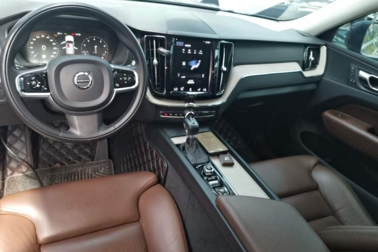 Used Volvo XC60 2020 T5 4x4 Smart Luxury Edition Center Console