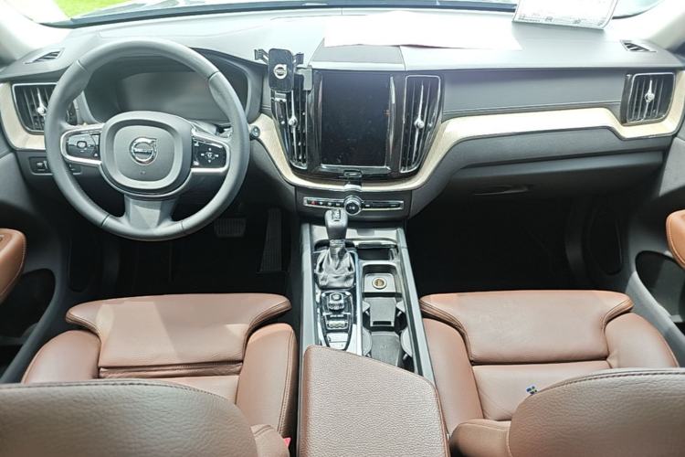 Used Volvo XC60 2020 T5 4x4 Smart Luxury Edition Center Console